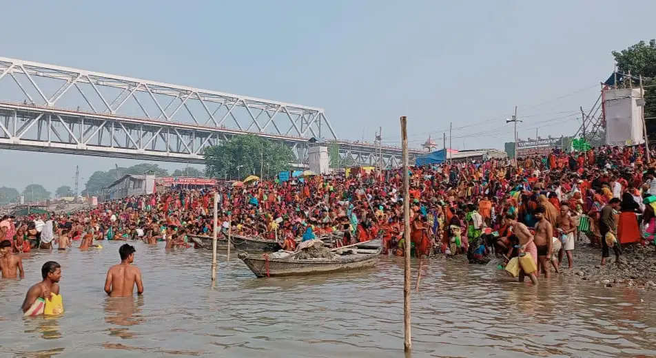 छठ : महापर्व को लेकर स्नान और गंगाजल लेने के लिए उमड़ी छठ व्रतियों की भीड़