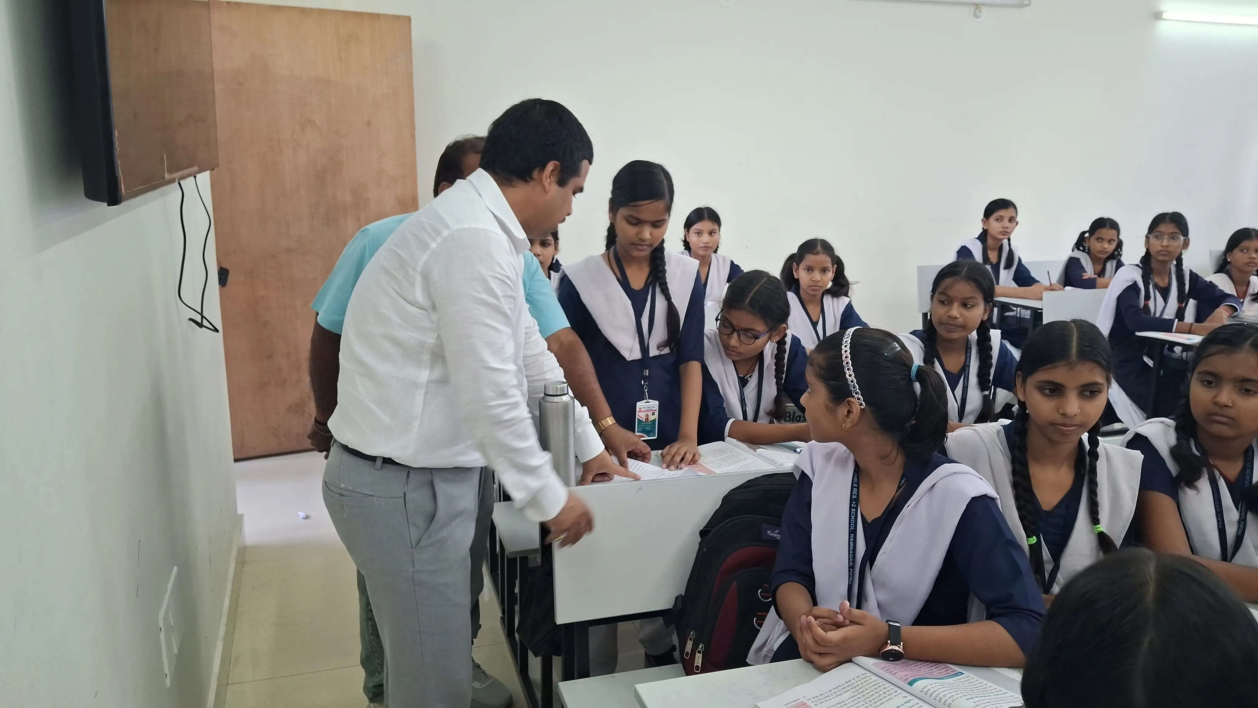 ओबीसी कन्या आवासीय विद्यालय का डीएम ने किया निरीक्षण, छात्राओं से किया संवाद