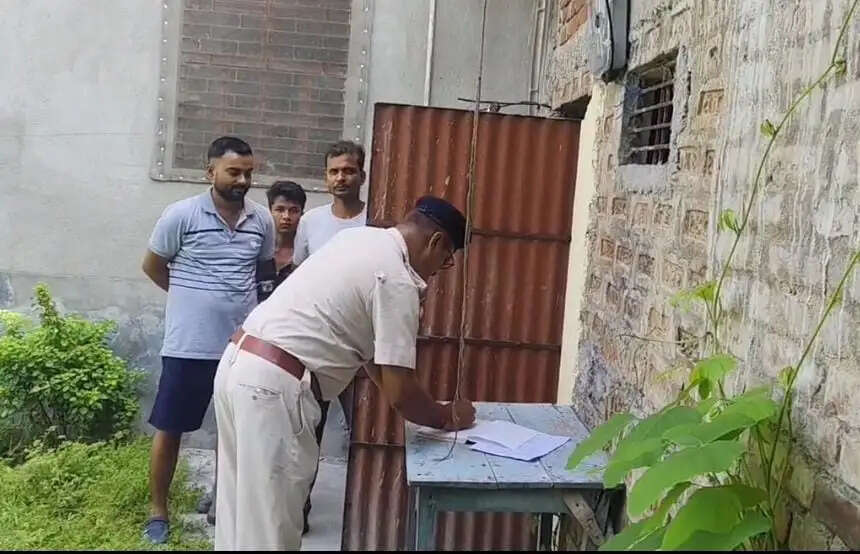 बंद घर का ताला तोड़ लाखों की चोरी, स्मैकियों पर आशंका