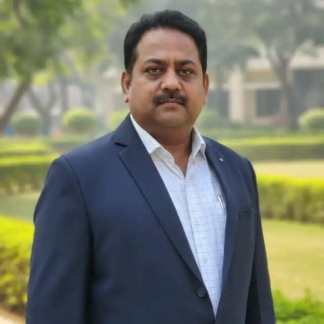 पूर्वांचल विश्वविद्यालय के दो शिक्षक विश्व के शीर्ष दो प्रतिशत वैज्ञानिकों की सूची में शामिल