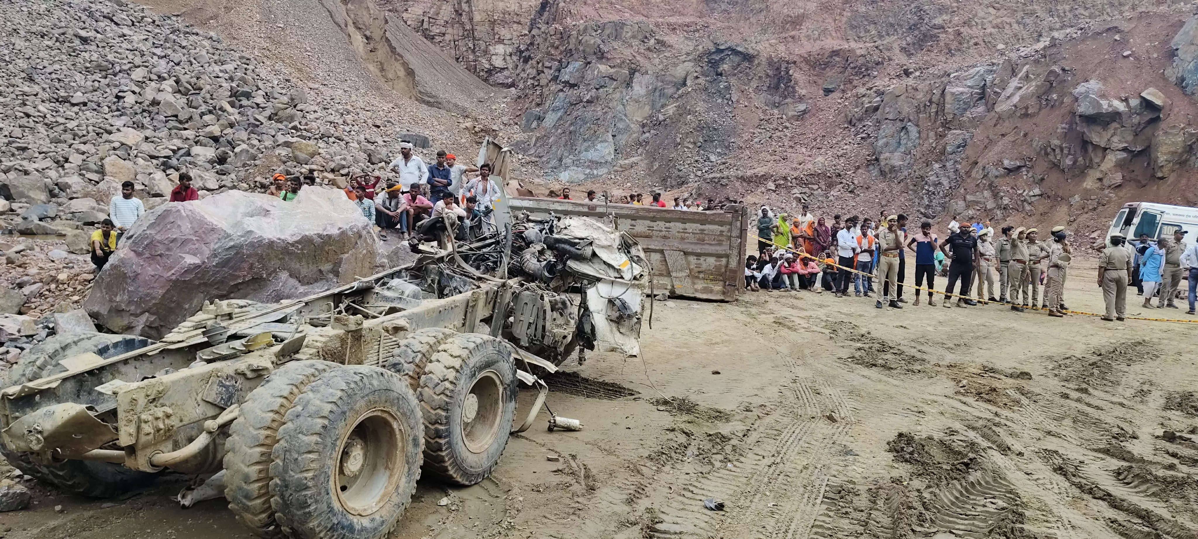 चित्रकूट के भौंरा पहाड़ में पत्थर की खदान धंसने से मलबे में दबे पोकलैंड आपरेटर की मौत