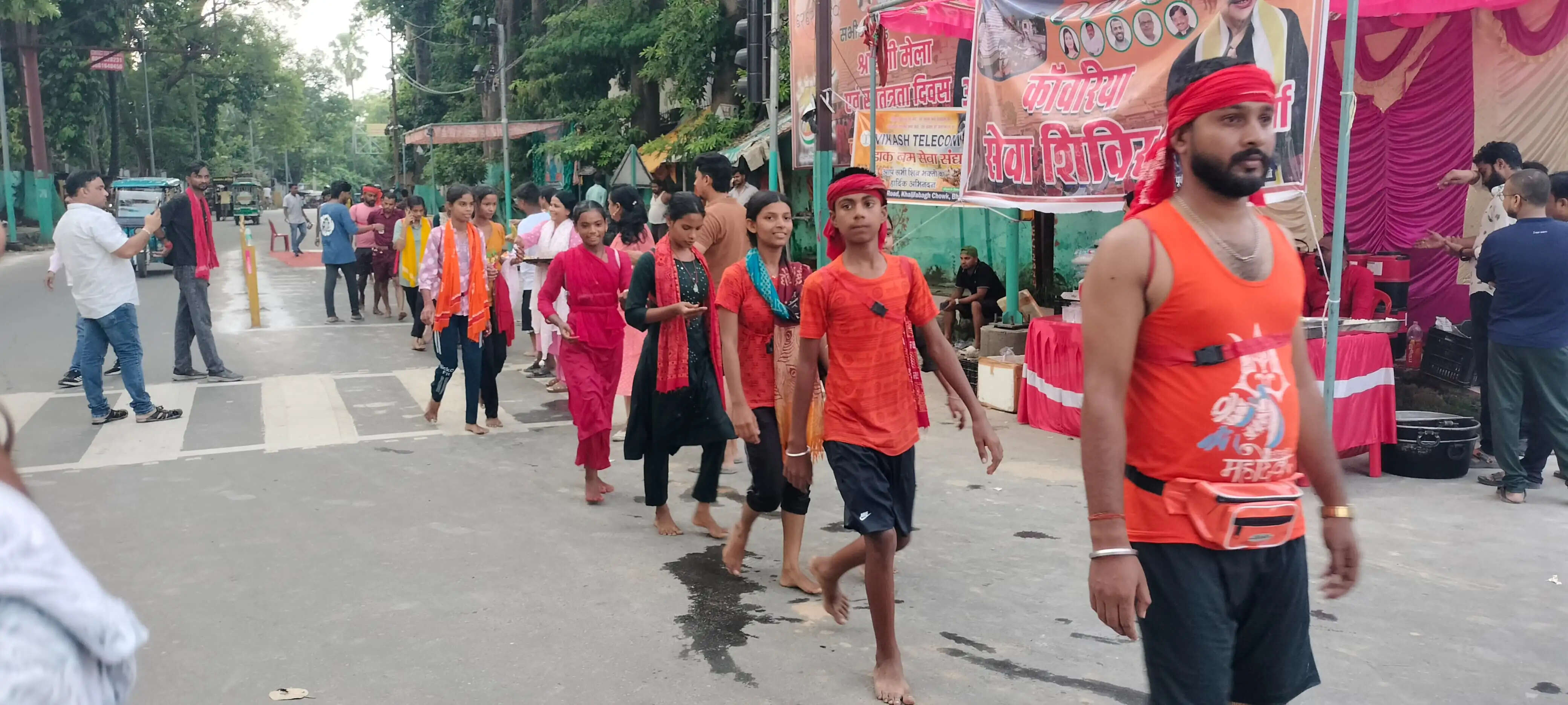 बोलबम के जयकारों से गूंजी सिल्क सिटी, विभिन्न गंगा घाटों से जल भरकर बासुकीनाथ रवाना हुए कांवरिया