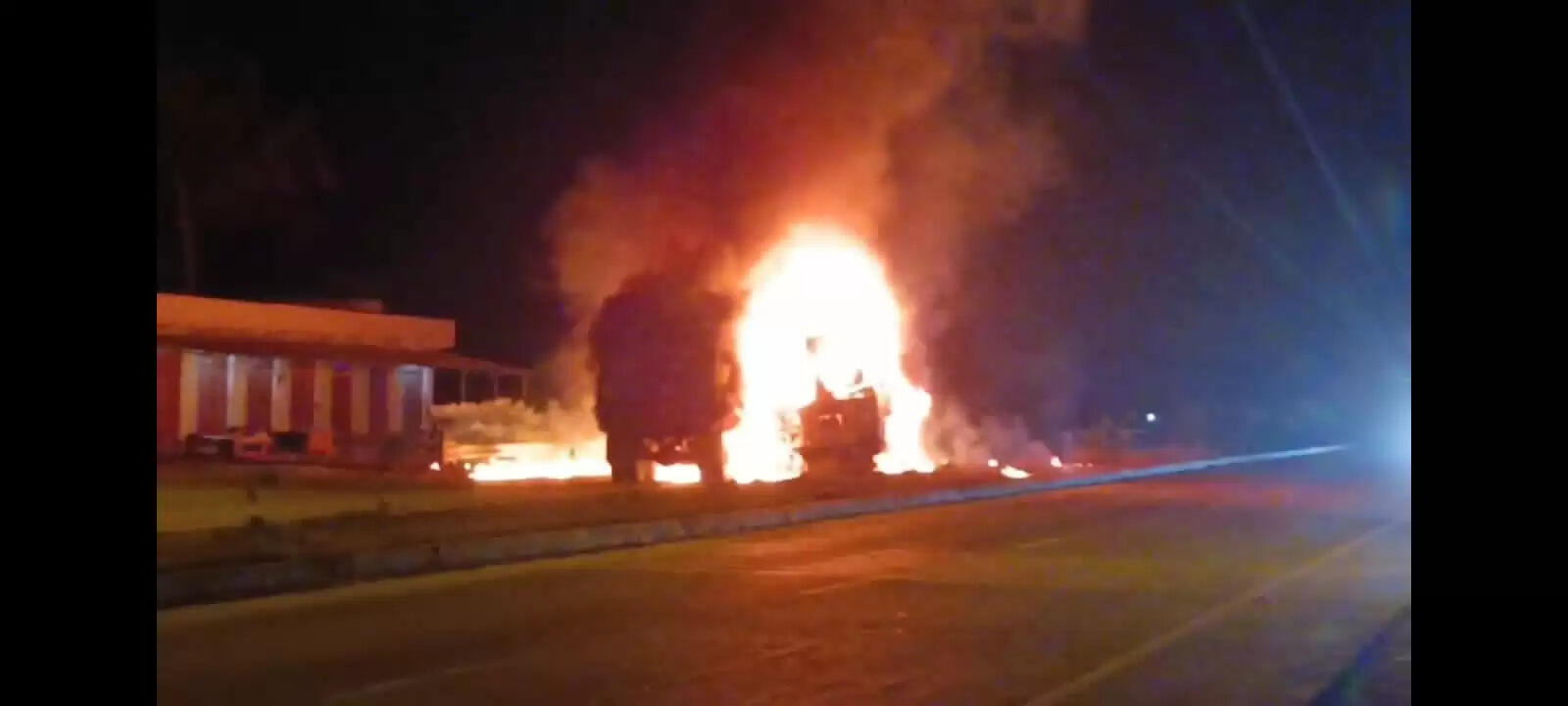 ट्रक-डंपर की टक्कर के बाद जिंदा जला चालक