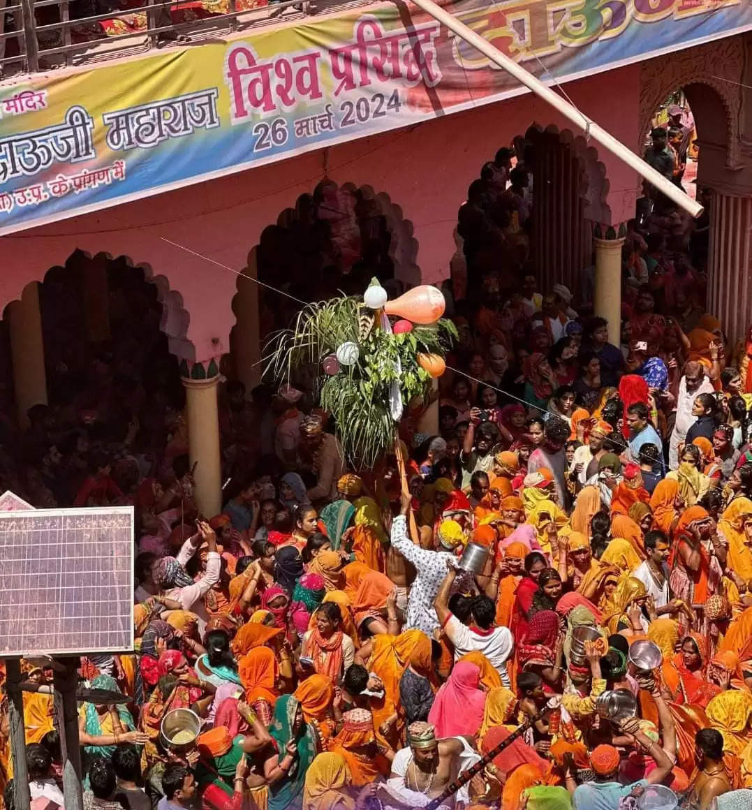 दाऊजी का हुरंगाः प्रेम पगे कोड़े खाने को बेताव नजर आए हुरियारें