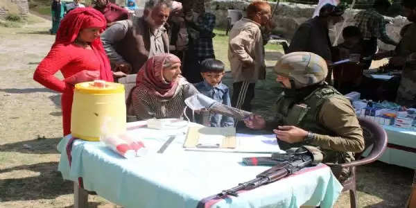 निःशुल्क चिकित्सा और पशु चिकित्सा शिविर का आयोजन किया