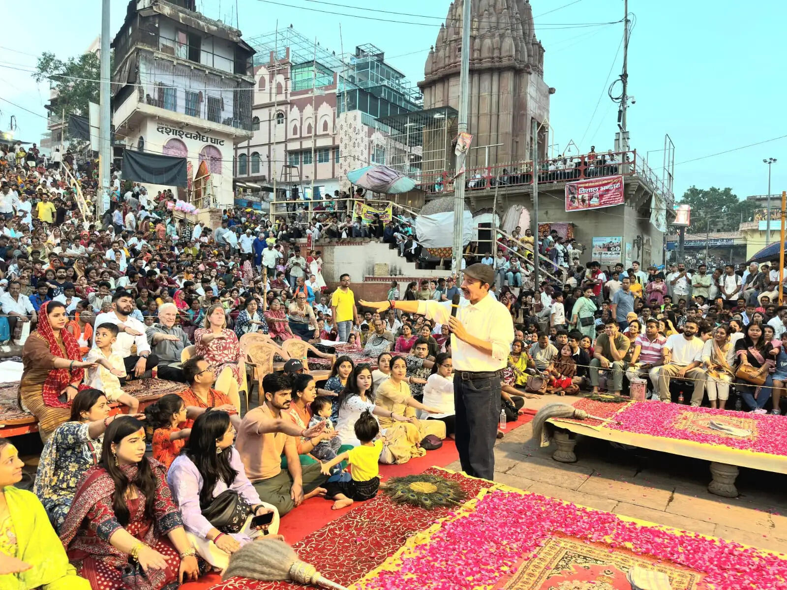 वाराणसी : दशाश्वमेघ घाट पर सायंकालीन गंगा आरती में गूंजा गंगा के स्वच्छता का संकल्प
