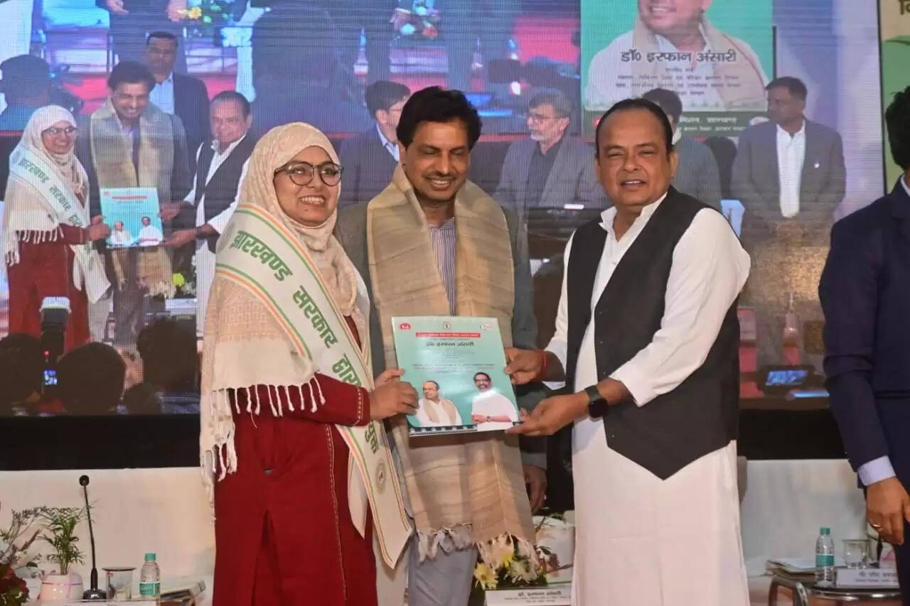 स्‍वास्‍थ्‍य मंत्री ने कई डॉक्‍टर और स्‍वास्‍थ्‍य कर्मियों को दिया नियुक्ति पत्र