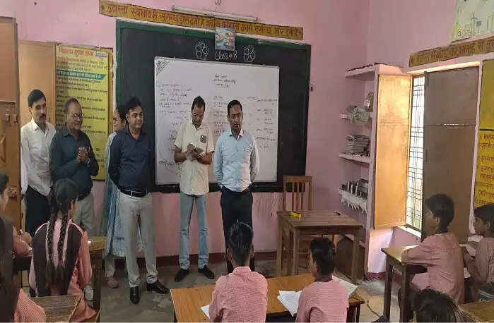 जिलाधिकारी ने स्कूलों और आंगनबाड़ी केंद्र का किया औचक निरीक्षण, व्यवस्थाओं का लिया जायजा