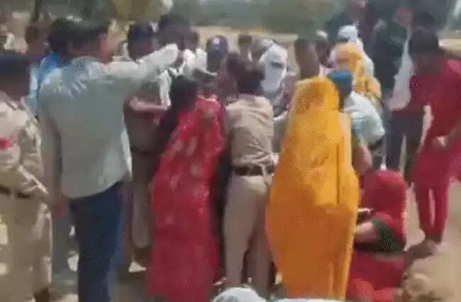 उज्जैन में सरकारी जमीन से अतिक्रमण हटाने पहुंचे राजस्व दल पर हमला