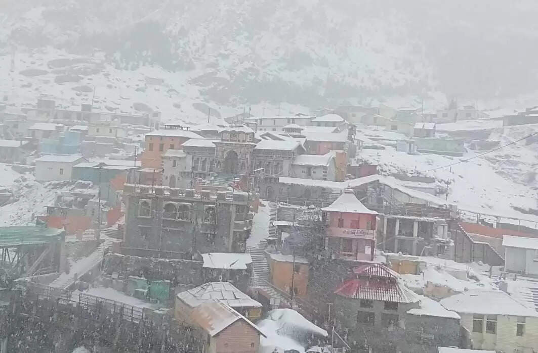 उत्तराखंड: बर्फबारी ने बढ़ाई ठंड, पर्यटन को मिलेगा बढ़ावा