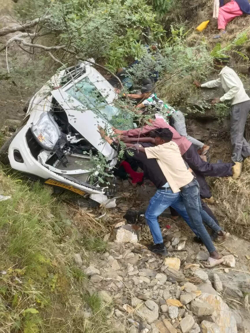 नेपाल सीमा के डूंगरा बोरा में खाई में गिरी कार, महिला सहित दो की मौत, एक घायल