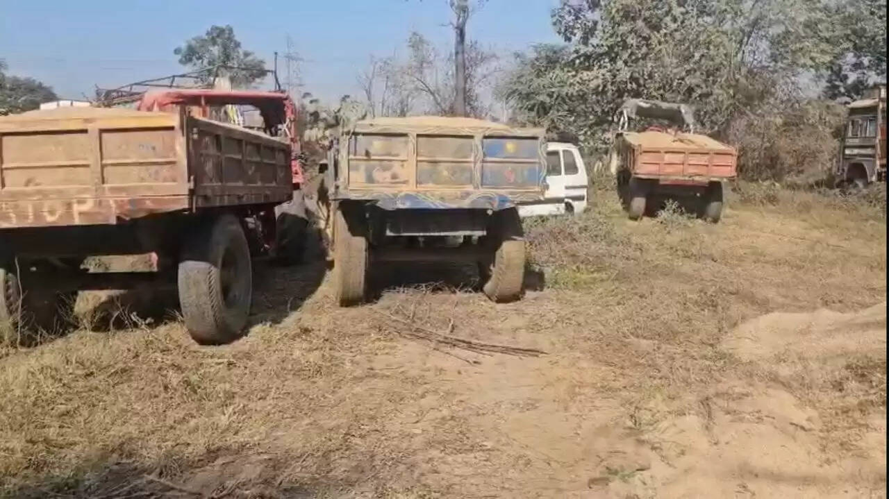 अवैध खनन पर जिला प्रशासन की कार्रवाई, प्राथमिकी दर्ज