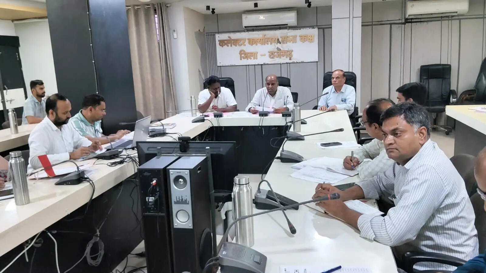 राजगढ़ः जनविश्वास अभियान और आगामी सेवा से संकल्प अभियान की तैयारियों की हुई समीक्षा
