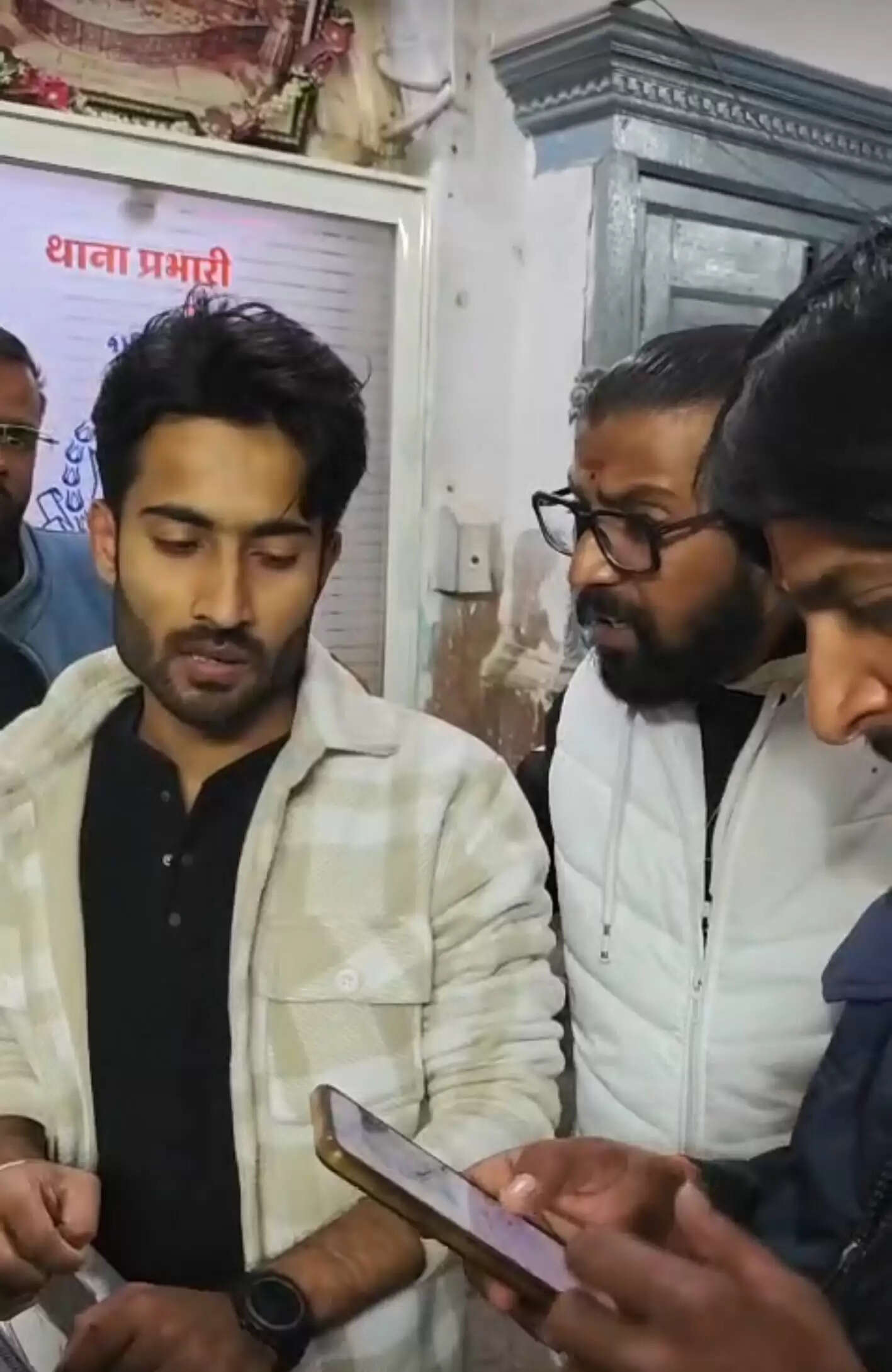 उज्जैनः स्कूल के बाहर छेड़छाड़ कर रहे कोलकत्ता के युवक को हिन्दू जागरण मंच के कार्यकर्ताओं पकडक़र पुलिस के हवाले किया