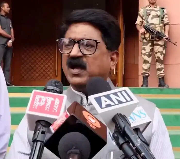छह सांसदों के अलग होने के मुद्दे पर शिवसेना उद्धव गुट के नेता लोकसभा अध्यक्ष से मिले
