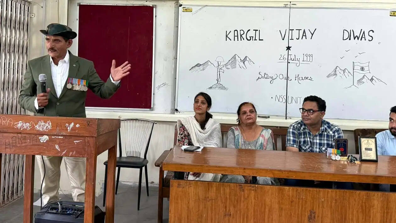हिसार पहुंचे कारगिल के रणबांकुरे ने सुनाए युद्ध के रोमांचक अनुभव