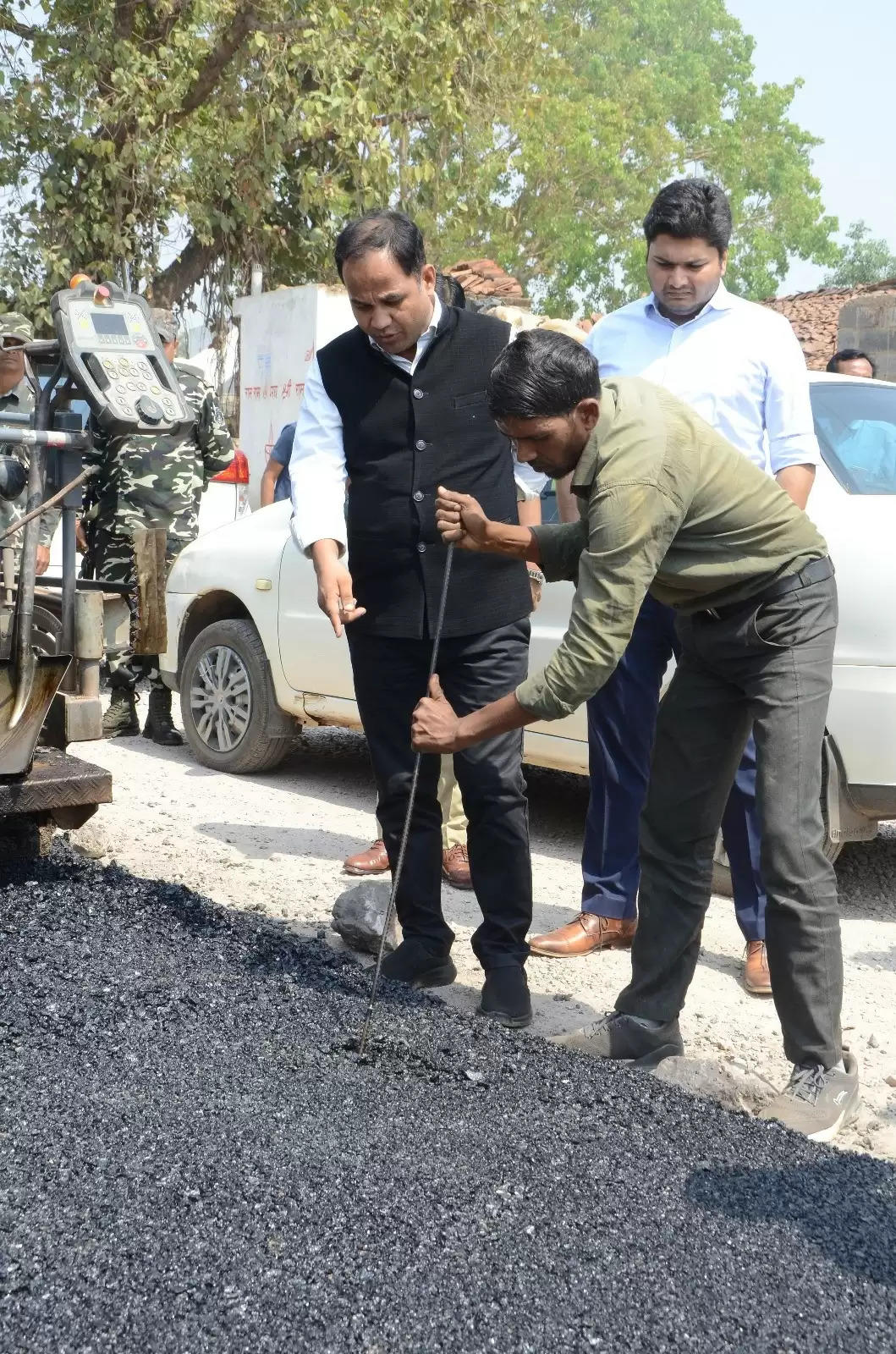 कलेक्टर ने गाड़ी रूकवाई और स्वयं देखी सड़क निर्माण की गुणवत्ता