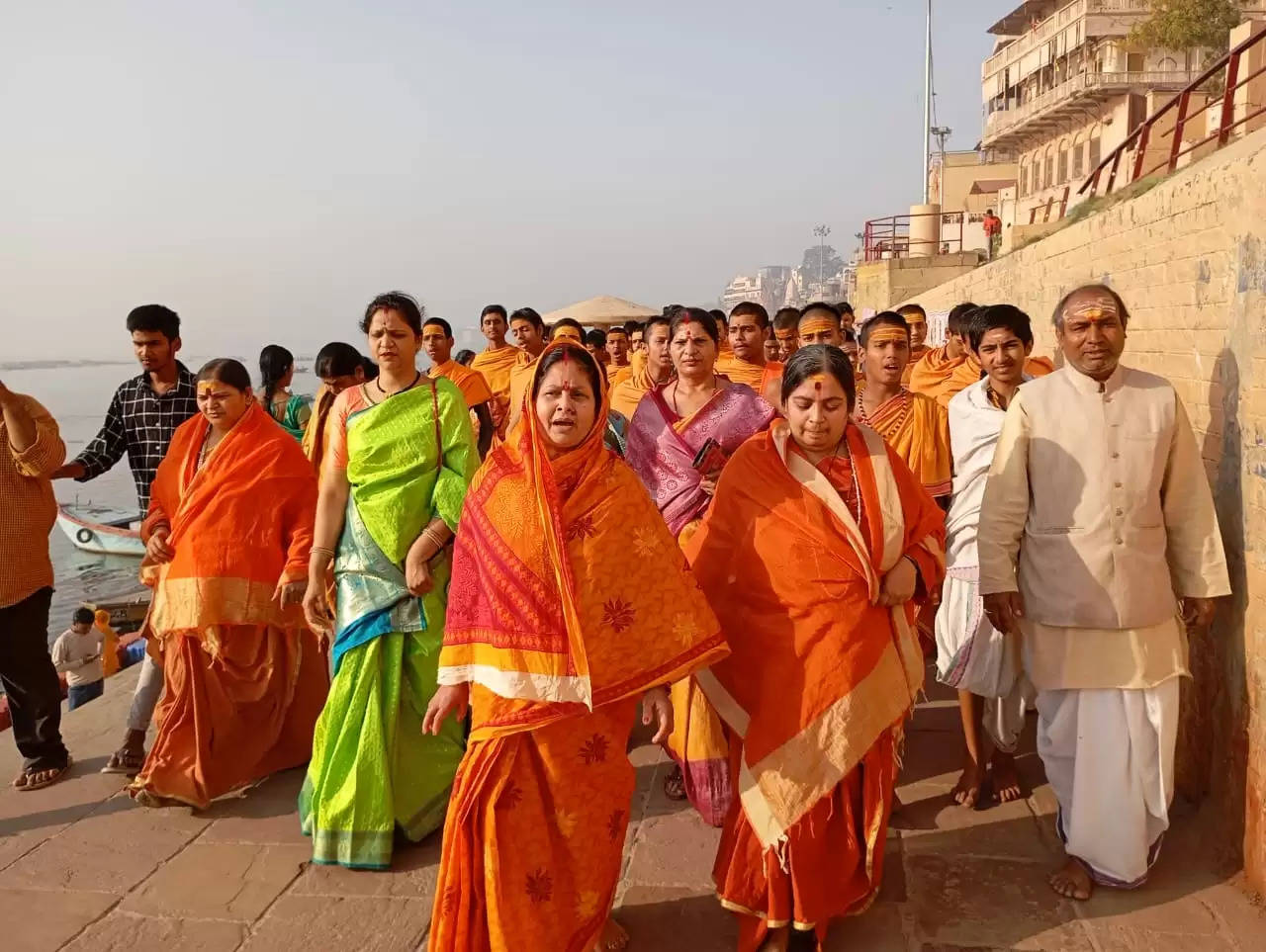 शंकराचार्य स्वामी अविमुक्तेश्वरानंद की पदयात्रा के समर्थन में महिलाओं ने निकाली पदयात्रा