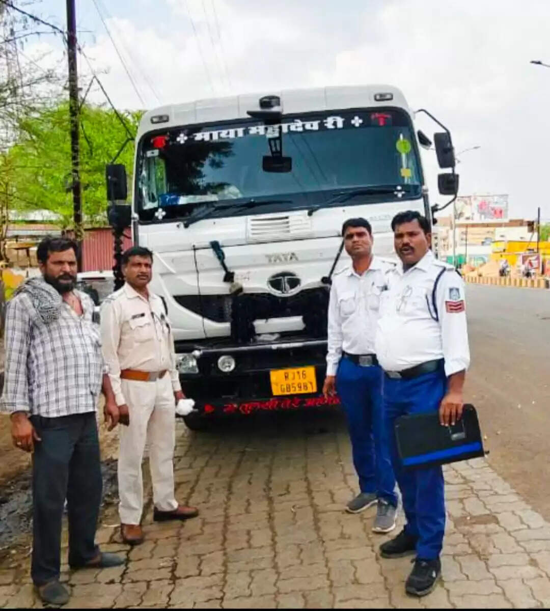 गुनाः यातायात पुलिस ने पकड़ा ओवरलोड डंपर, कोर्ट ने फटकार लगाकर ठोंका 74 हजार का जुर्माना