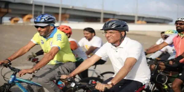 मुंबई में ‘साइक्लिंग बाय द सी’ के साथ हुआ फिट इंडिया साइक्लोथॉन, केंद्रीय खेलमंत्री ने किया नेतृत्व