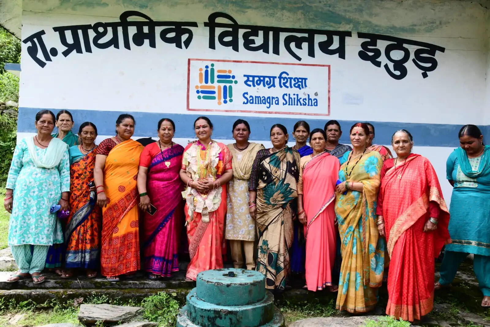26 साल एक ही स्कूल में सेवा, विदाई पर छलक उठीं ग्रामीणों की आंखें