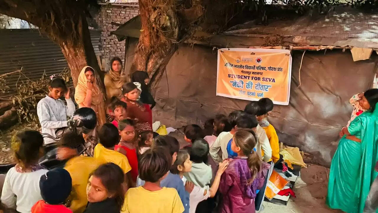 नर सेवा ही नारायण सेवा के संकल्प के साथ अभाविप ने शुरु किया नेकी की दीवार