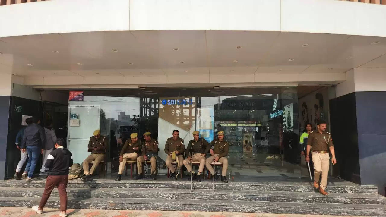 विरोध के बावजूद कड़ी सुरक्षा के बीच फिल्म पठान का सिनेमा हाल में प्रदर्शन
