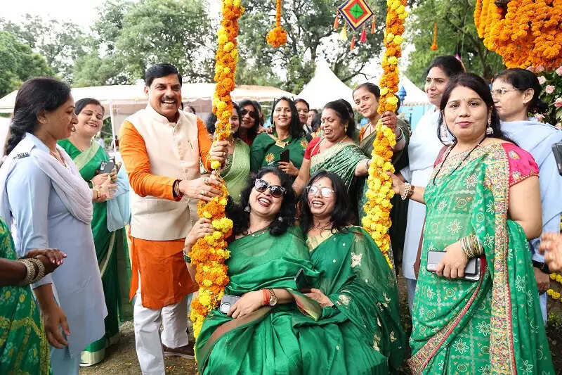 मप्रः महिला जन प्रतिनिधियों ने मुख्यमंत्री निवास में सावन की खुशियां मनाईं