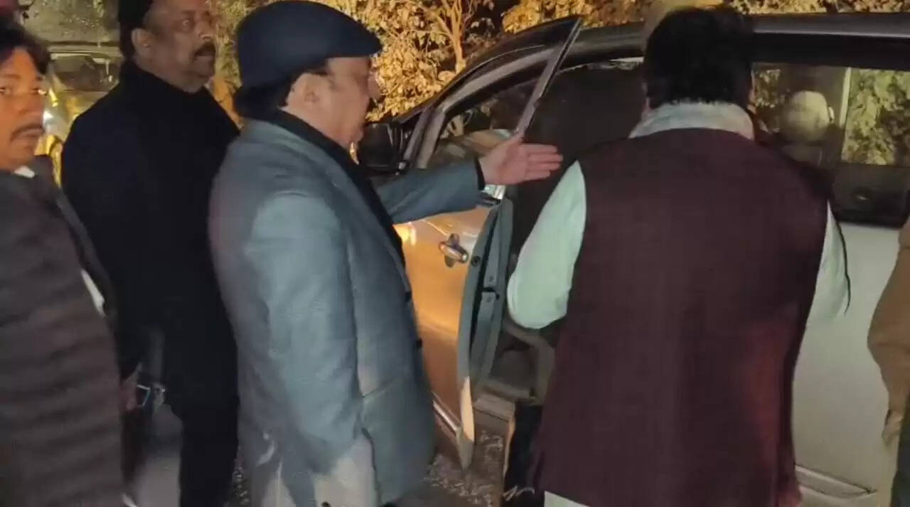 अमेठी सांसद का मानवीय कदम, घायल सिपाही को अपनी गाड़ी से पहुंचाया अस्पताल