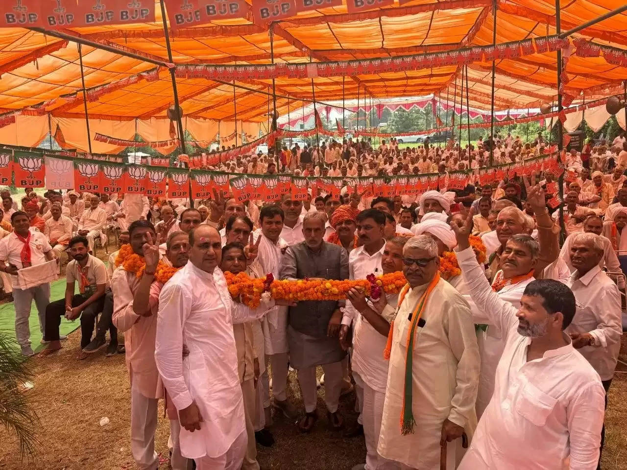 केंद्रीय राज्य मंत्री कृष्णपाल गुर्जर ने झोली फैलाकर भाजपा प्रत्याशी के लिए मांगी वोट