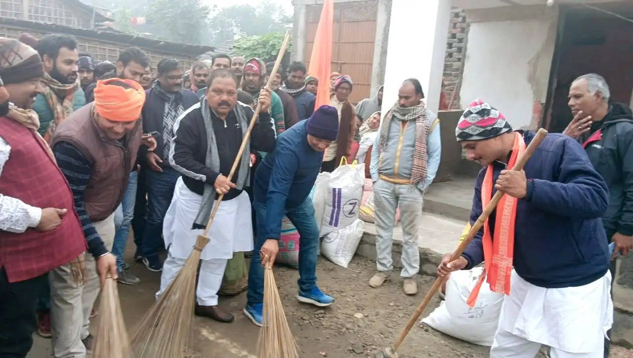 मंदिर स्वच्छता अभियान के तहत सांसद ने किया श्रमदान,मंदिर में लगाया झाड़ू