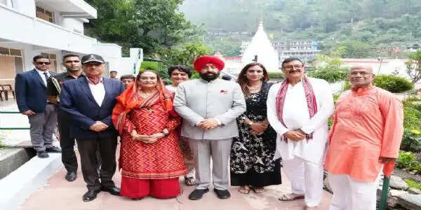 काकड़ीघाट और कैंची धाम में राज्यपाल ने की पूजा-अर्चना