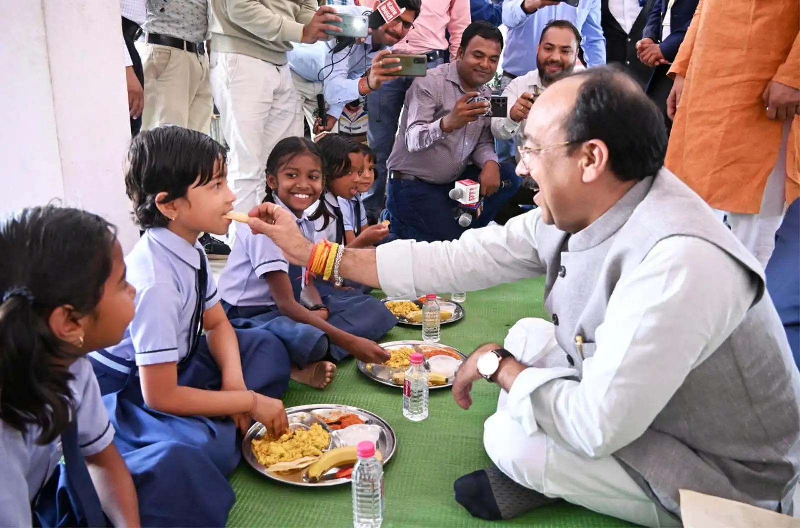 न्योता भोज में शामिल हुए उप मुख्यमंत्री साव और स्वास्थ्य मंत्री जायसवाल