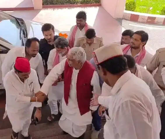नेता प्रतिपक्ष माता प्रसाद पाण्डेय ने गोरखपुर जेल में सपा नेता से की भेंट