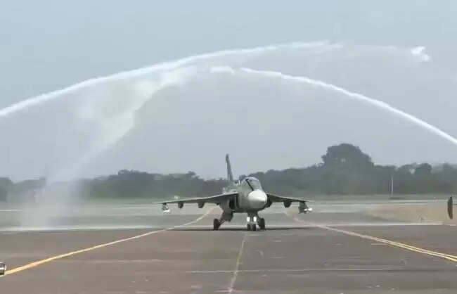 'वाटर सैल्यूट' के बाद एलसीए तेजस मार्क-1ए ने नासिक में पहली उड़ान भरी