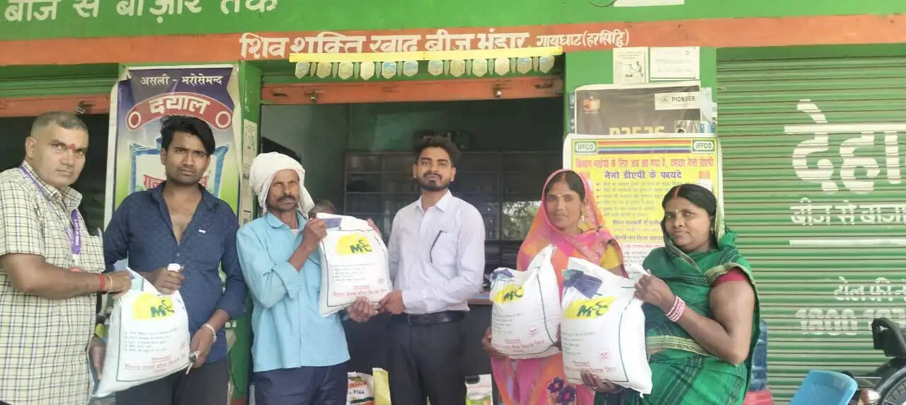 गायघाट में अनुदानित मूल्य पर किसानों को मिल रहा मूंग व उडद बीज