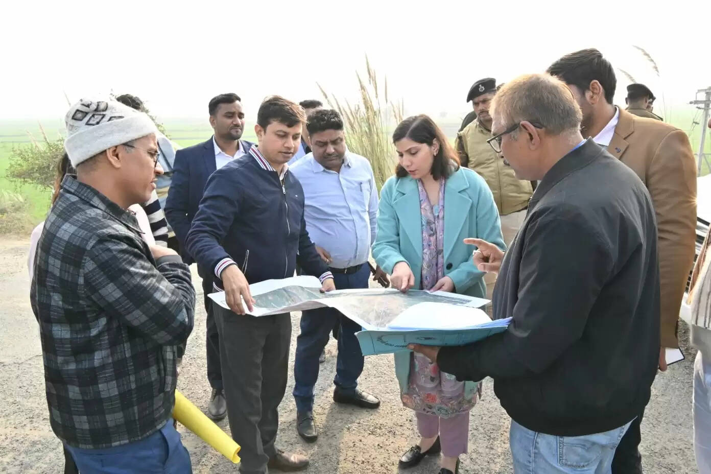 जनेश्वर मिश्र पुल पर पहुँच पथ का डीएम ने किया निरीक्षण