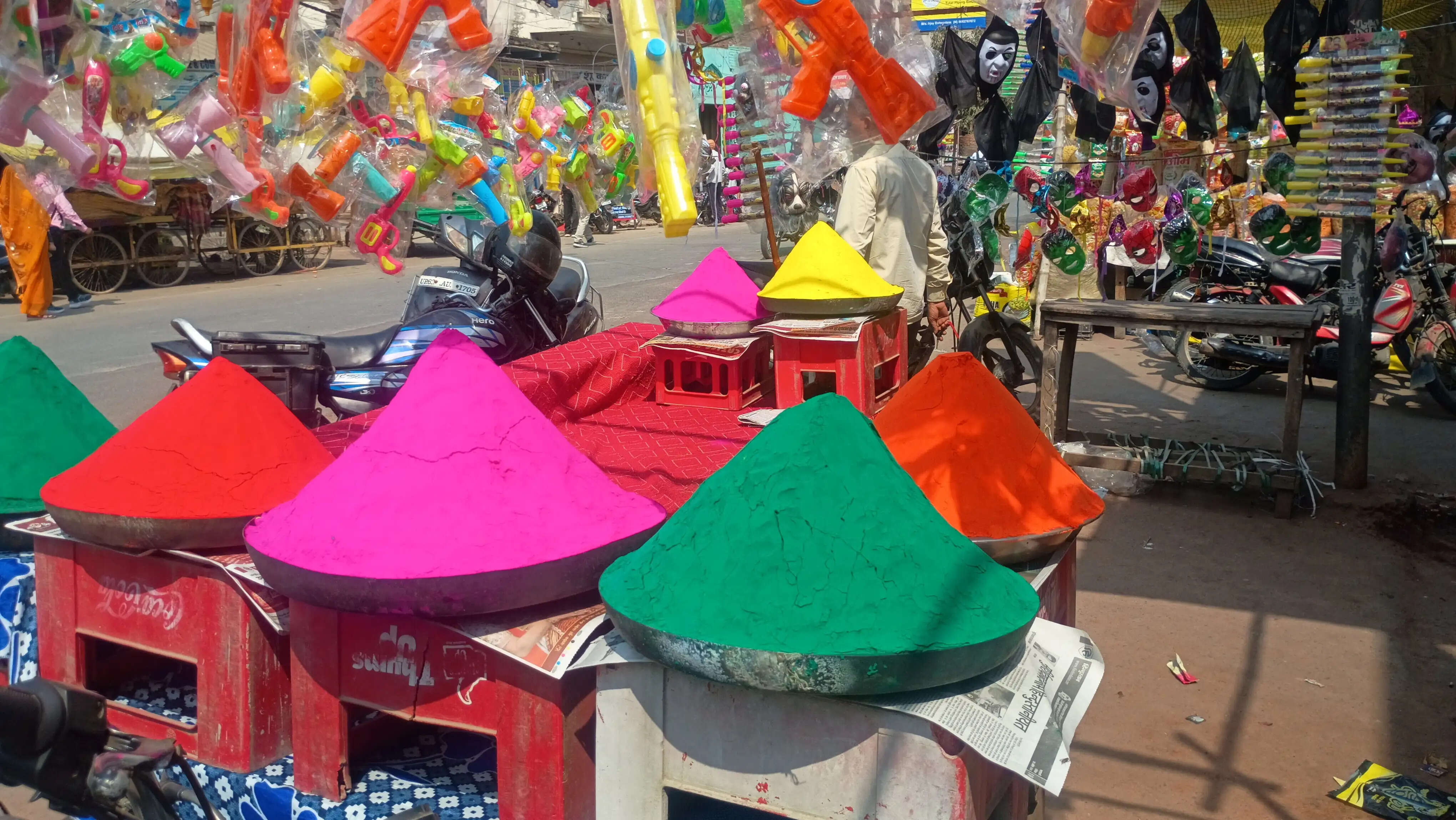 होली को लेकर बाजारों में रौनक, हर्बल गुलाल की बढ़ी मांग