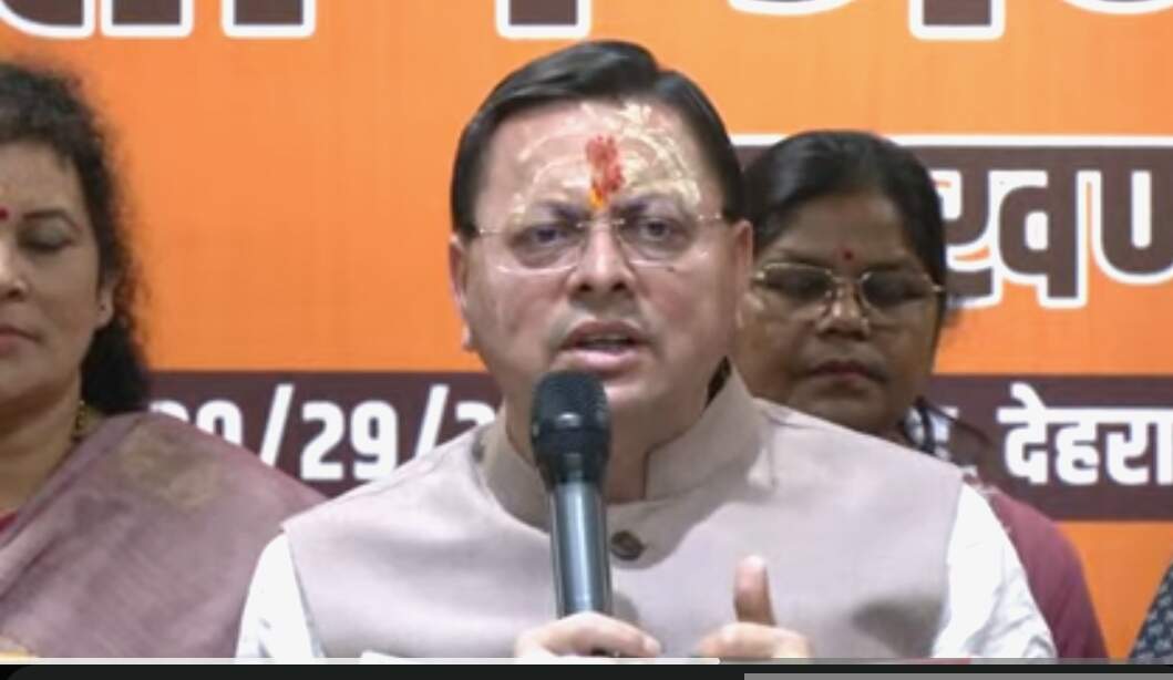 मुख्यमंत्री धामी का विपक्ष पर निशाना, बोले-महिलाओं को मुख्यधारा में लाने के ऐतिहासिक कदम से रोका