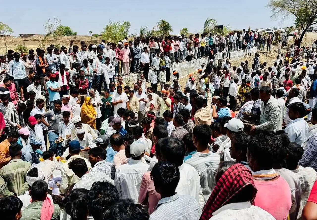 धारः केंद्रीय मंत्री सावित्री ठाकुर सड़क दुर्घटना में मृत लोगों के अंतिम संस्कार में पहुंची
