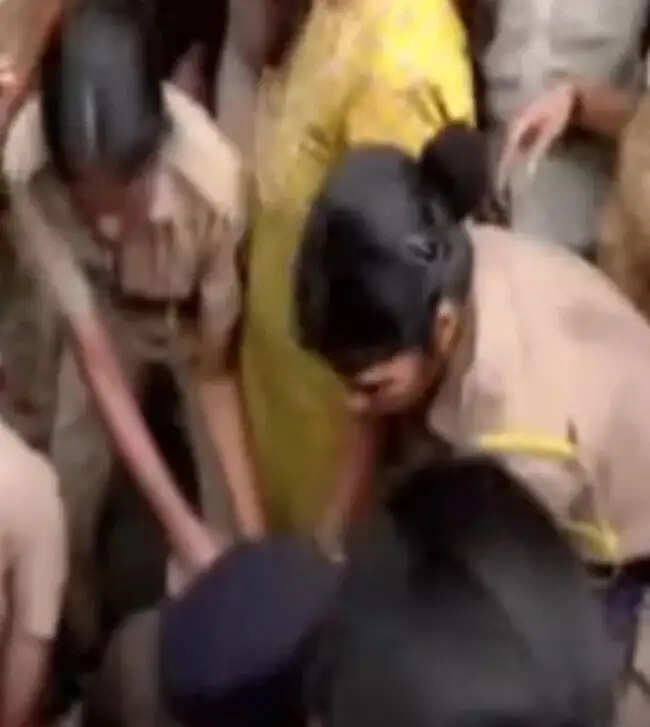 सीईसी के इस्तीफे की मांग पर मुंबई-पुणे में प्रदर्शन, तुषार गांधी 8 घंटे बाद रिहा