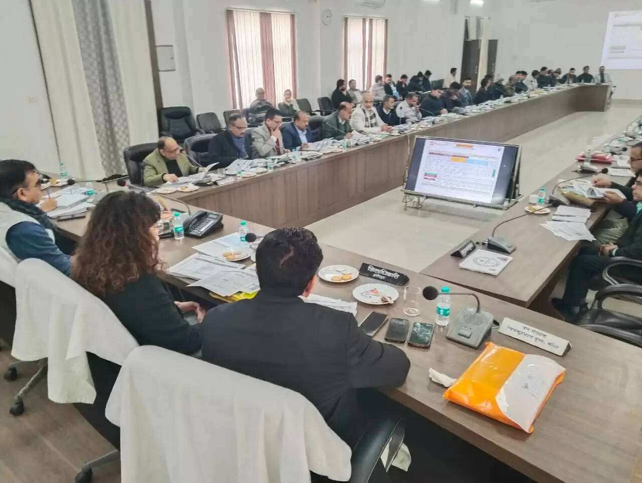 चित्रकूटधाम मंडलायुक्त ने की कानून— विकास कार्यों की समीक्षा, कई अफसरों की गैरहाजिरी से हुए नाराज