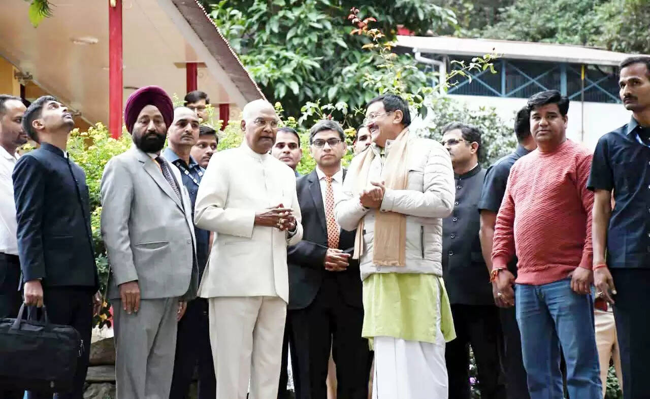 पूर्व राष्ट्रपति रामनाथ कोविंद ने कैंची धाम में किए बाबा नीब कराैरी के दर्शन