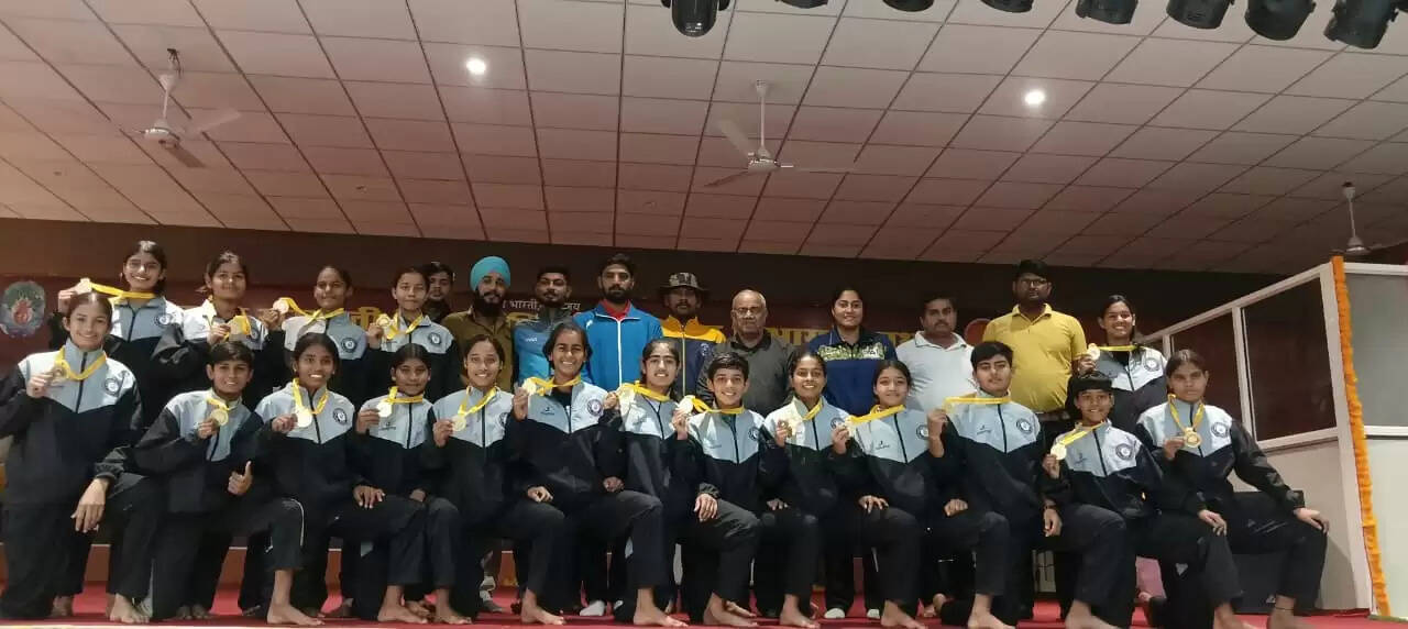 अंडर 19 गर्ल्स हॉकी की टीम ने राष्ट्रीय प्रतियोगिता के लिए किया प्रस्थान