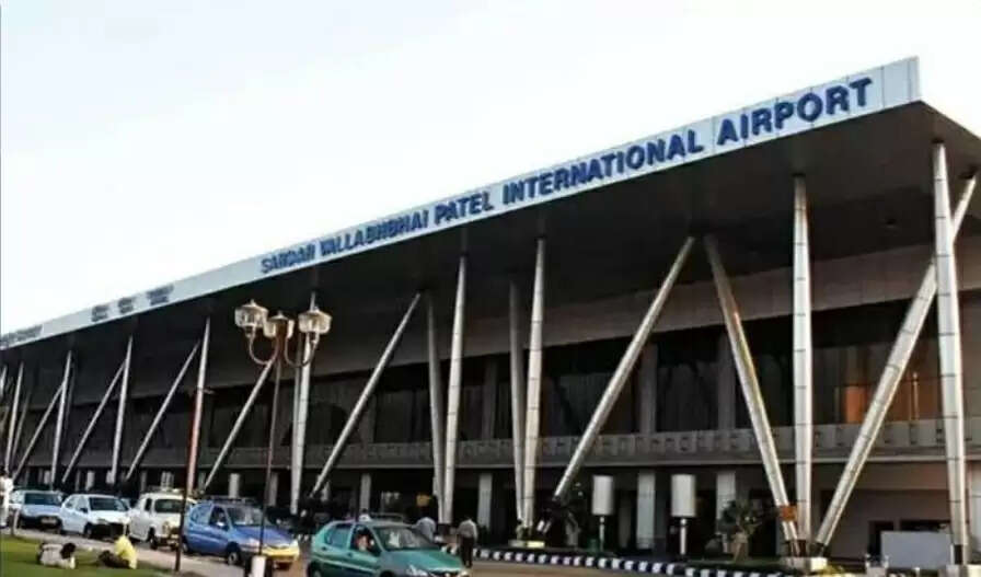 मदीना से हैदराबाद जा रही फ्लाइट की अहमदाबाद में इमरजेंसी लैंडिंग, बम की धमकी वाला मिला ईमेल