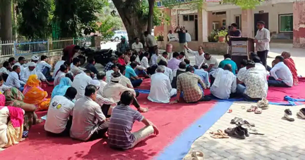 हिसार : सिंचाई विभाग के पार्ट टाइम सफाई कर्मचारियों ने किया प्रदर्शन, आंदोलन अनिश्चितकाल बढ़ाया