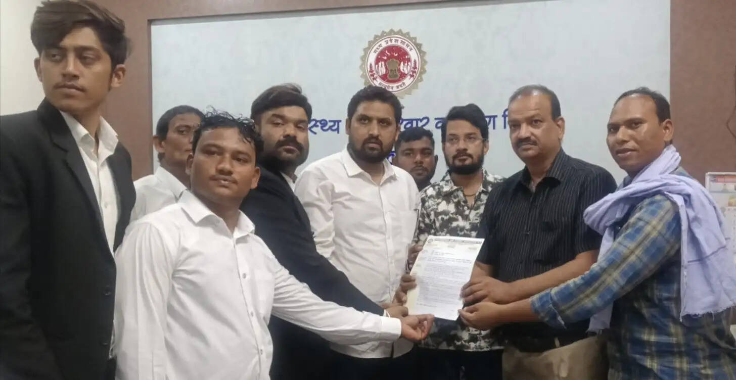 जबलपुरः संजीवनी क्लीनिकों में अनियमितताओं को लेकर महाकौशल विधि छात्र संघ ने सीएमएचओ को सौंपा ज्ञापन