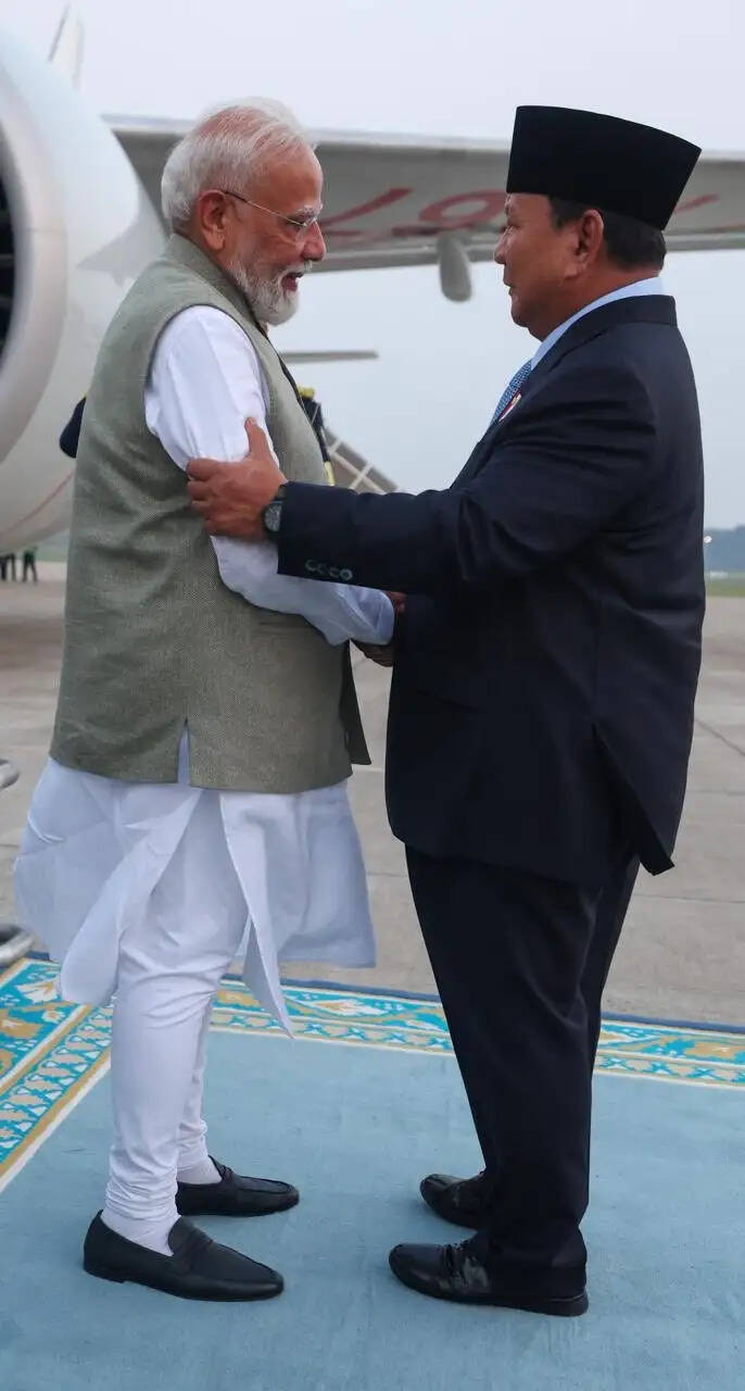 प्रधानमंत्री पहुंचे इंडोनेशिया, हवाई अड्डे पर राष्ट्रपति प्रबोवो सुबियांतो ने किया स्वागत