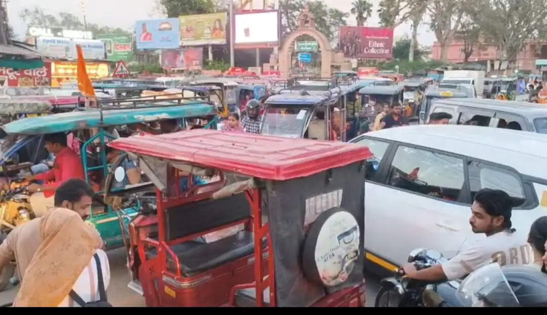 वृंदावन में उमड़ा आस्था का सैलाब, भीषण जाम ने थामी वाहनों की रफ्तार