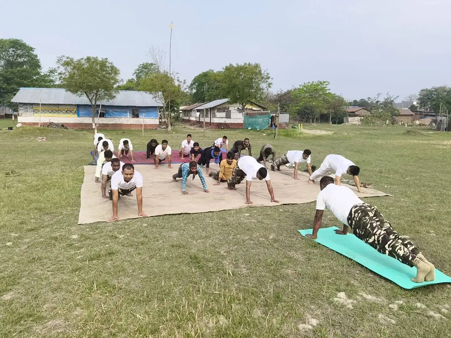 एसएसबी ने बेला में अंतर्राष्ट्रीय योग दिवस को लेकर कराया योगाभ्यास